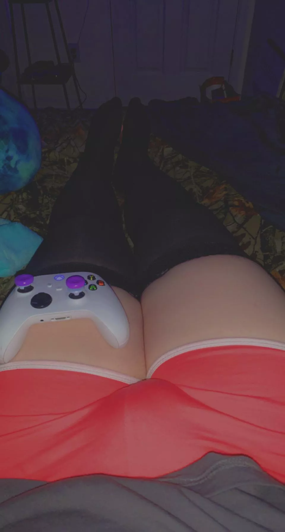 Any cuties wanna cuddle while I game 👉👈