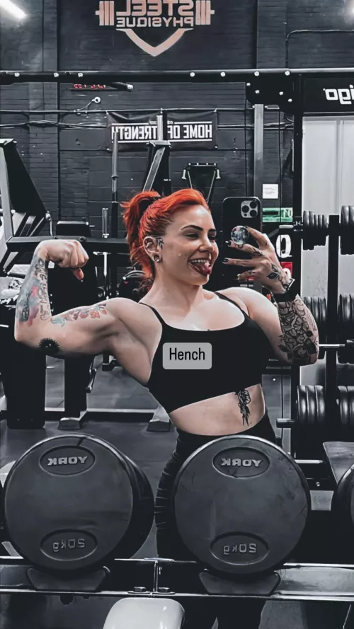 Anyone like goth gym girls? 🥺🖤