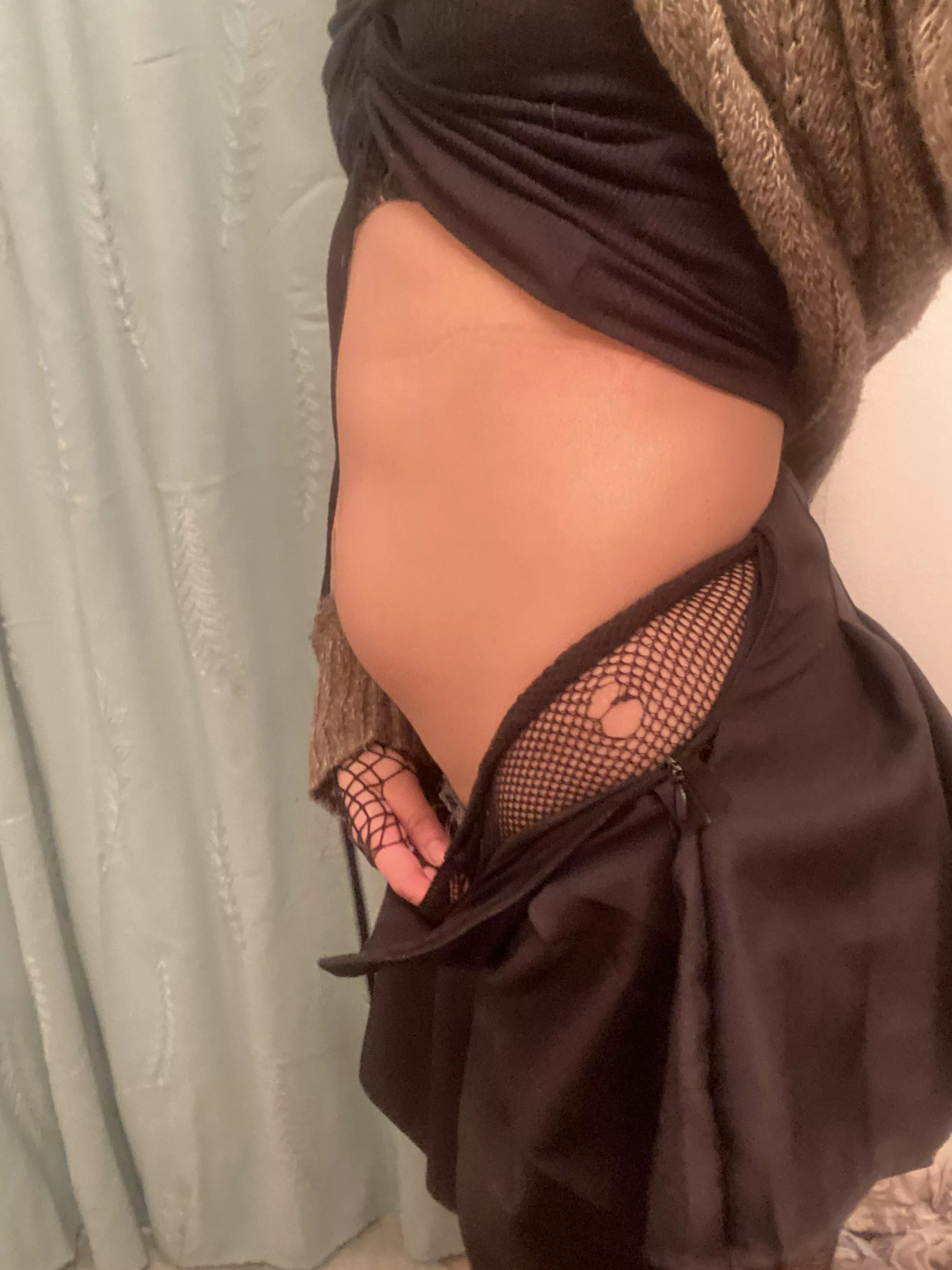 Been neglecting my belly lately. I’ve got to get bigger ! Here’s a little alcohol bloat 💗