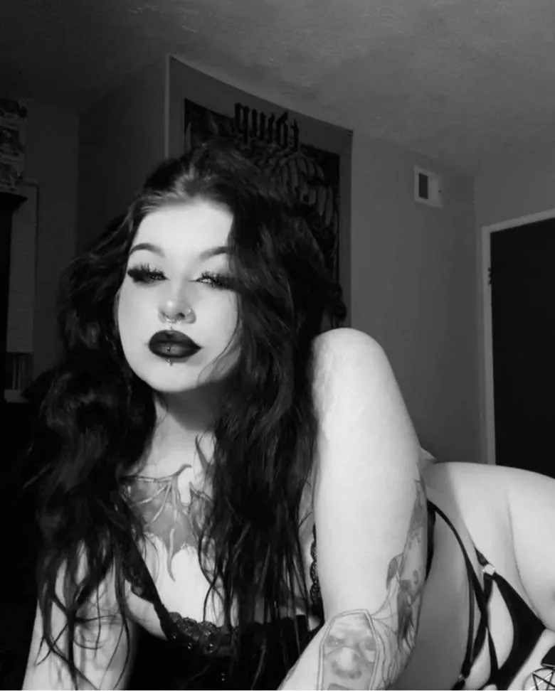 Black and white just suits this photo 🖤🤍