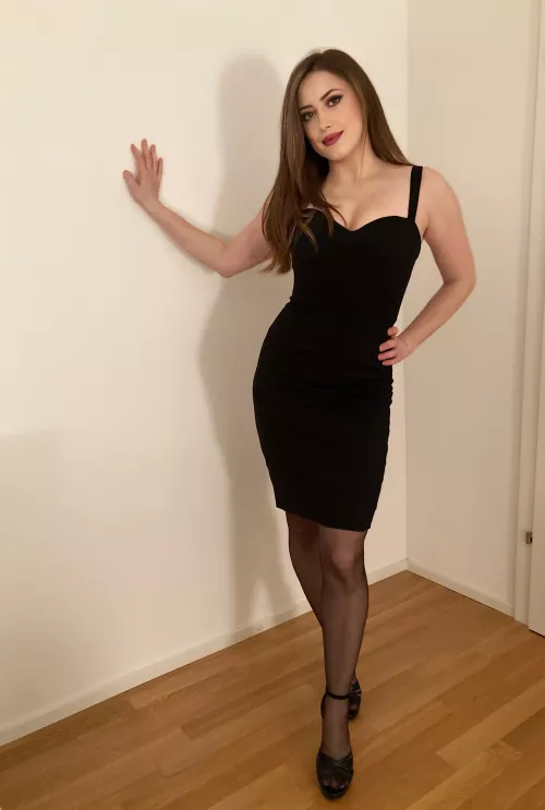 Black tight dress and high heels, ready for girls night out