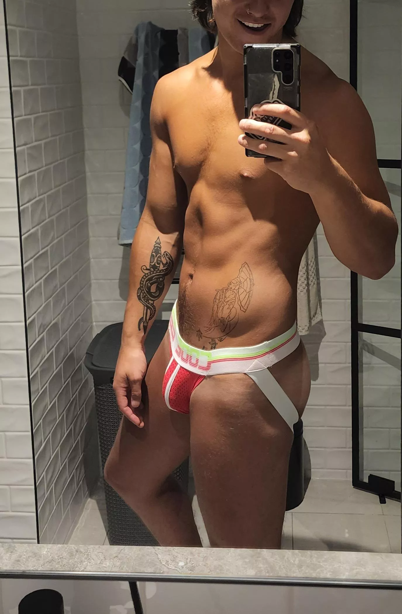 Do you like this colour on me?