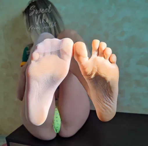 Does your tongue likes to lick soft or wrinkled soles? [f]