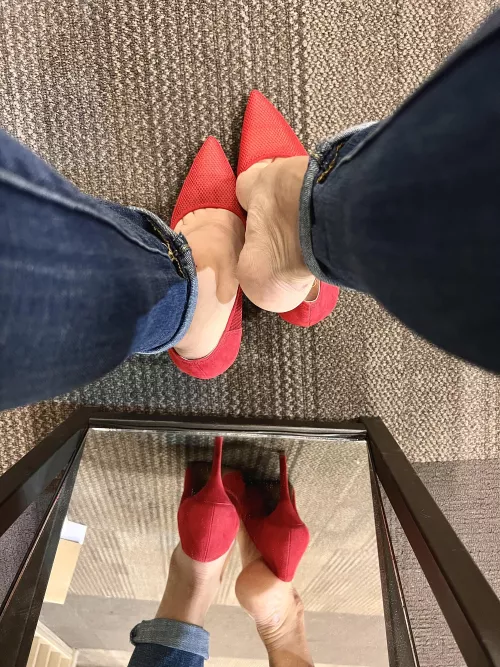 Don’t mess with a Latina in red heels ❤️