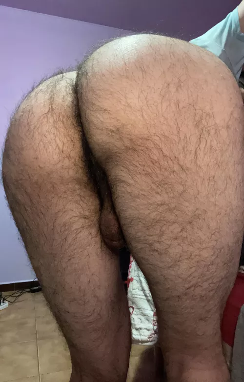 Hey bros! Do you like this hairy peaches? 😜 dm me 😏