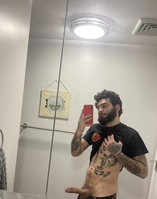 Hi from your favorite tatted boy 🖤