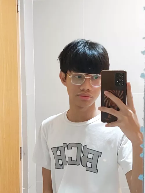 hi i'm 17 and looking for sum friends. dm me