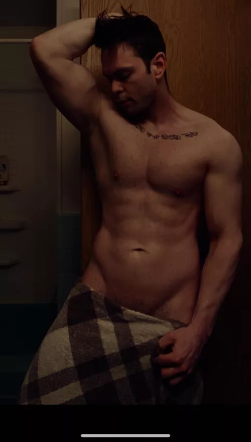 I always wonder what gym girls think of male gym rats? I always wanna take a selfie at the gym but it’s just weird… what do you think [M]