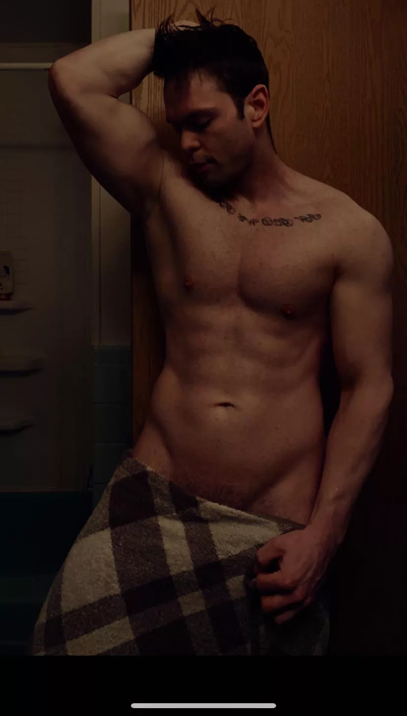 I always wonder what gym girls think of male gym rats? I always wanna take a selfie at the gym but it’s just weird… what do you think [M]