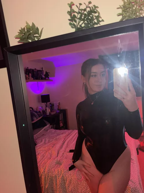 I can’t get enough of this bodysuit with my new hair 😍