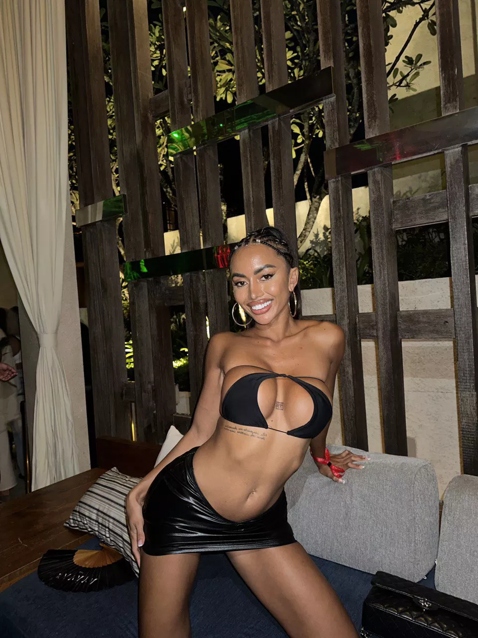 I know you want to look up your skirt