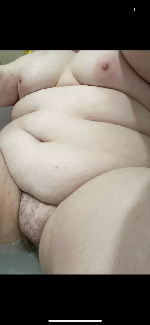 Jus took this in my morning bath. Was thinking about how pretty I would look with your cum oozing down me & maybe even .. out of me 🙈