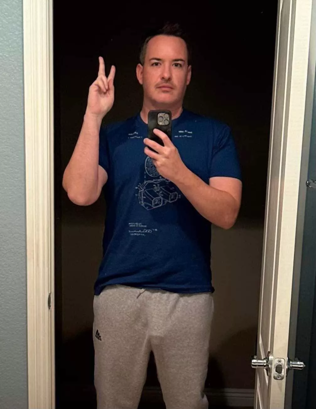 Ladies love the bulge in my grey sweatpants hbu?