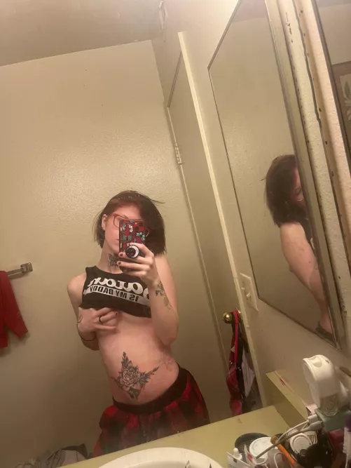 Looking for a metal daddy 🖤🖤