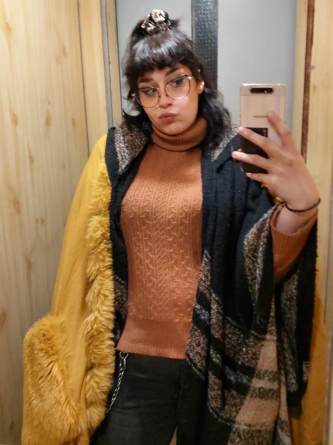 orange-u-glad the mirror is clean? xD 🧡🧡🧡🧡 22F