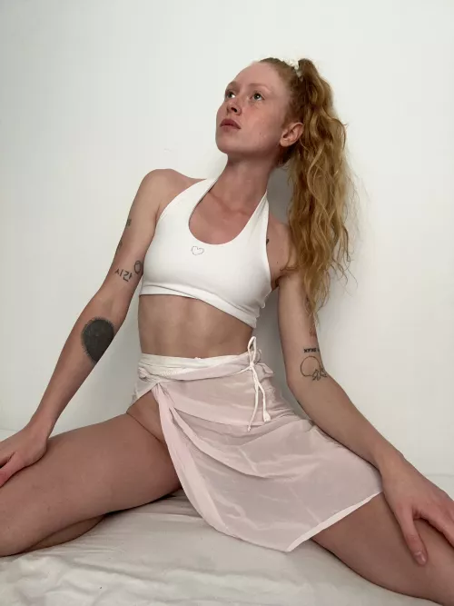 Petite ginger with freckled shoulders ??