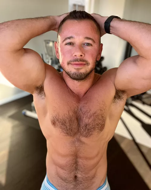 Rise and shine! It’s workout time 💪🏼 Let me know if you have any fitness related questions and I’ll do my best to answer 🤗