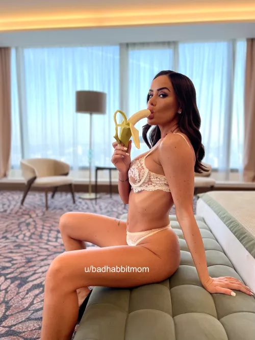 See how a bimbo like me wraps his lips around it