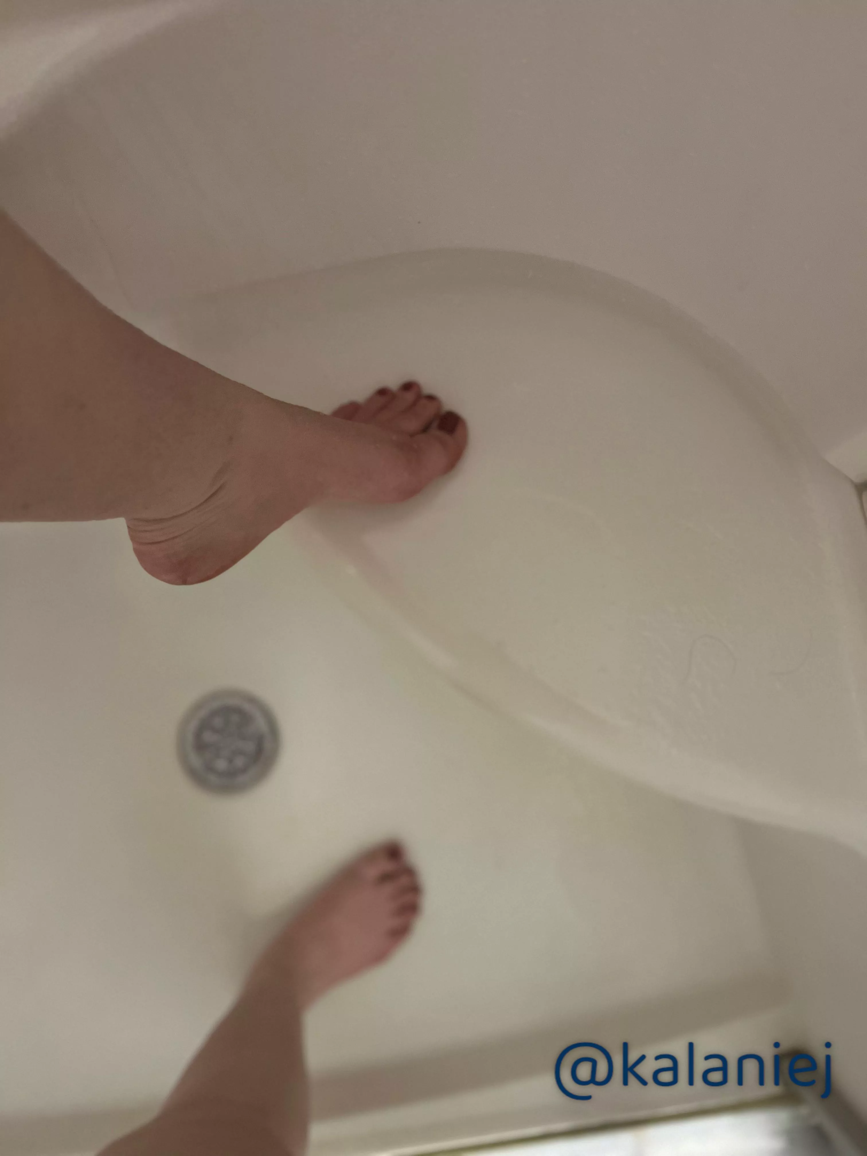 Shower anyone ? 😉💦🫦