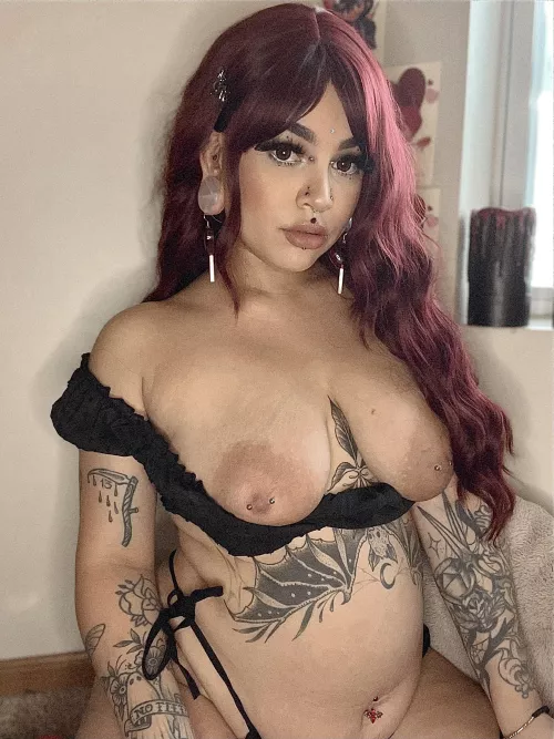 Soft glam for this goth babe 🖤