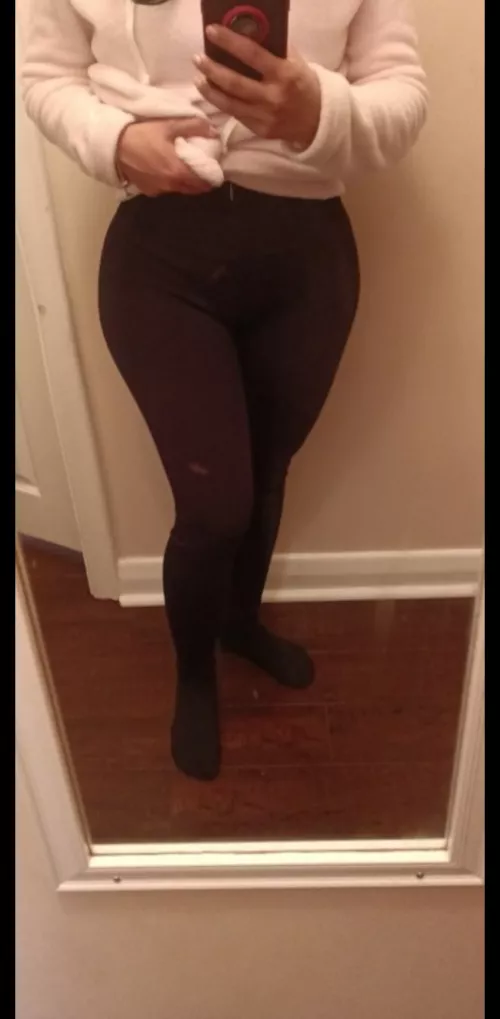 Squats + A bit of padding makes a curvy butt 😋. Lmk if it looks tasty