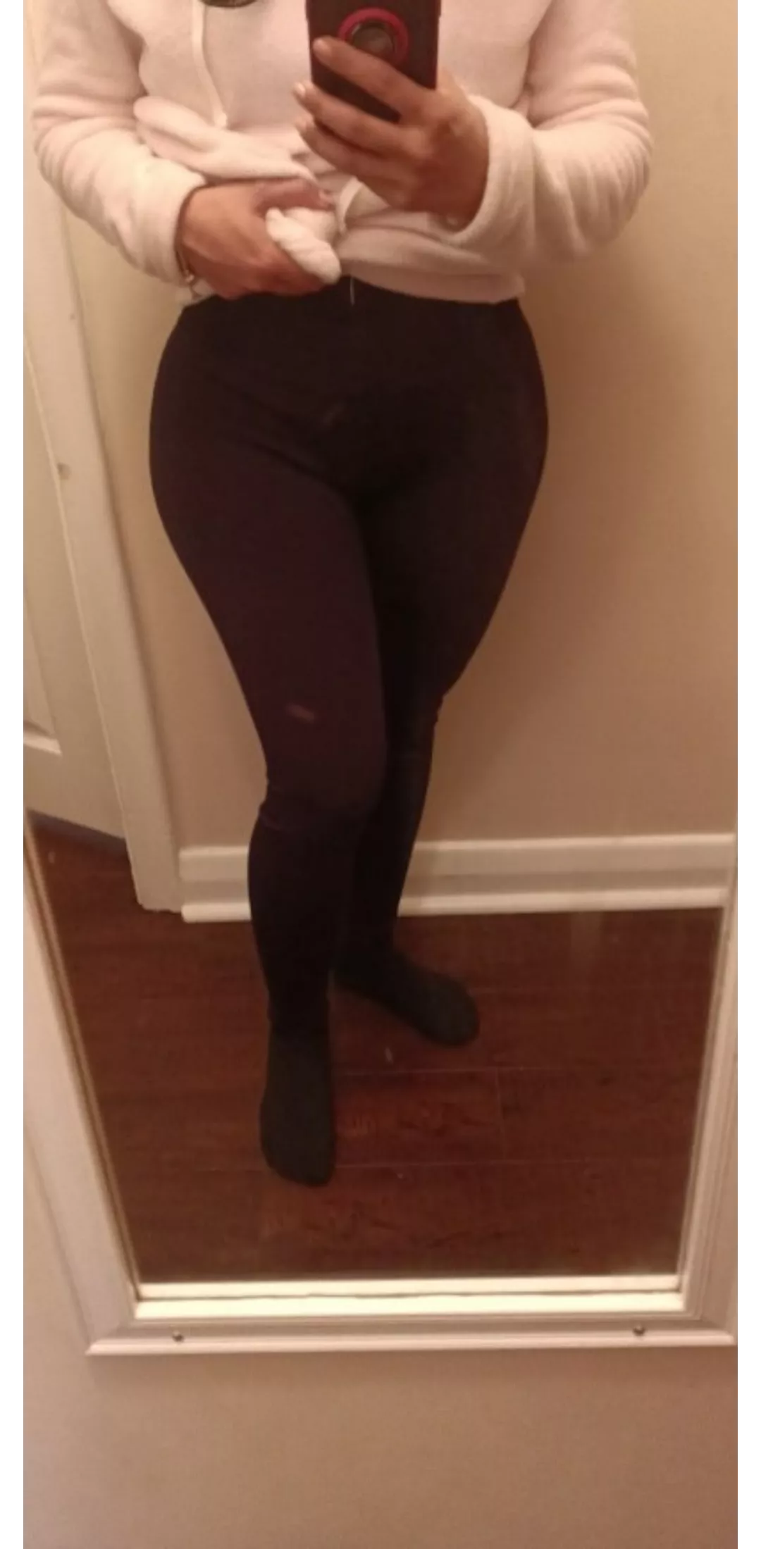 Squats + A bit of padding makes a curvy butt 😋. Lmk if it looks tasty