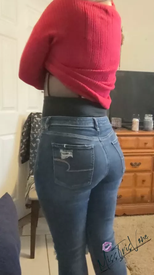 These jeans fit my every curve like a glove. 😌