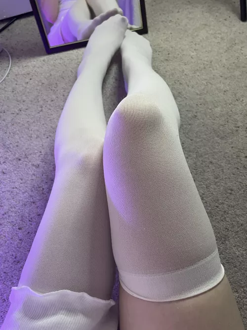 White kneesocks