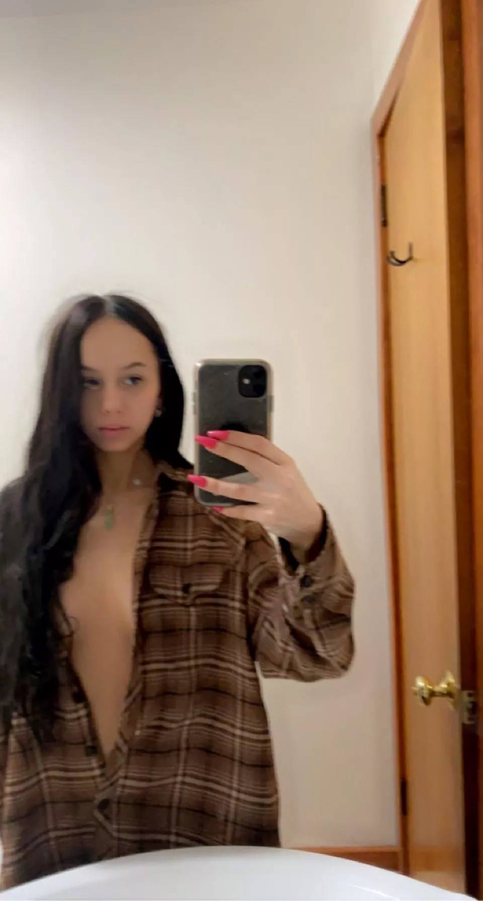 who can unbutton my shirt for me?🥰