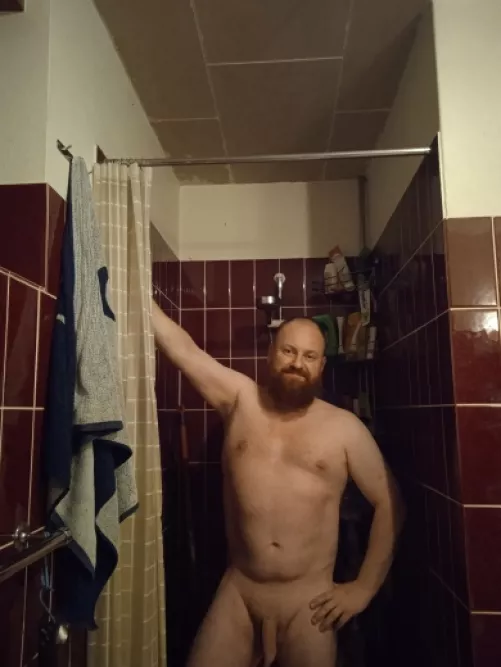 [42] Wanna join a chubby daddy in the shower 😏😈