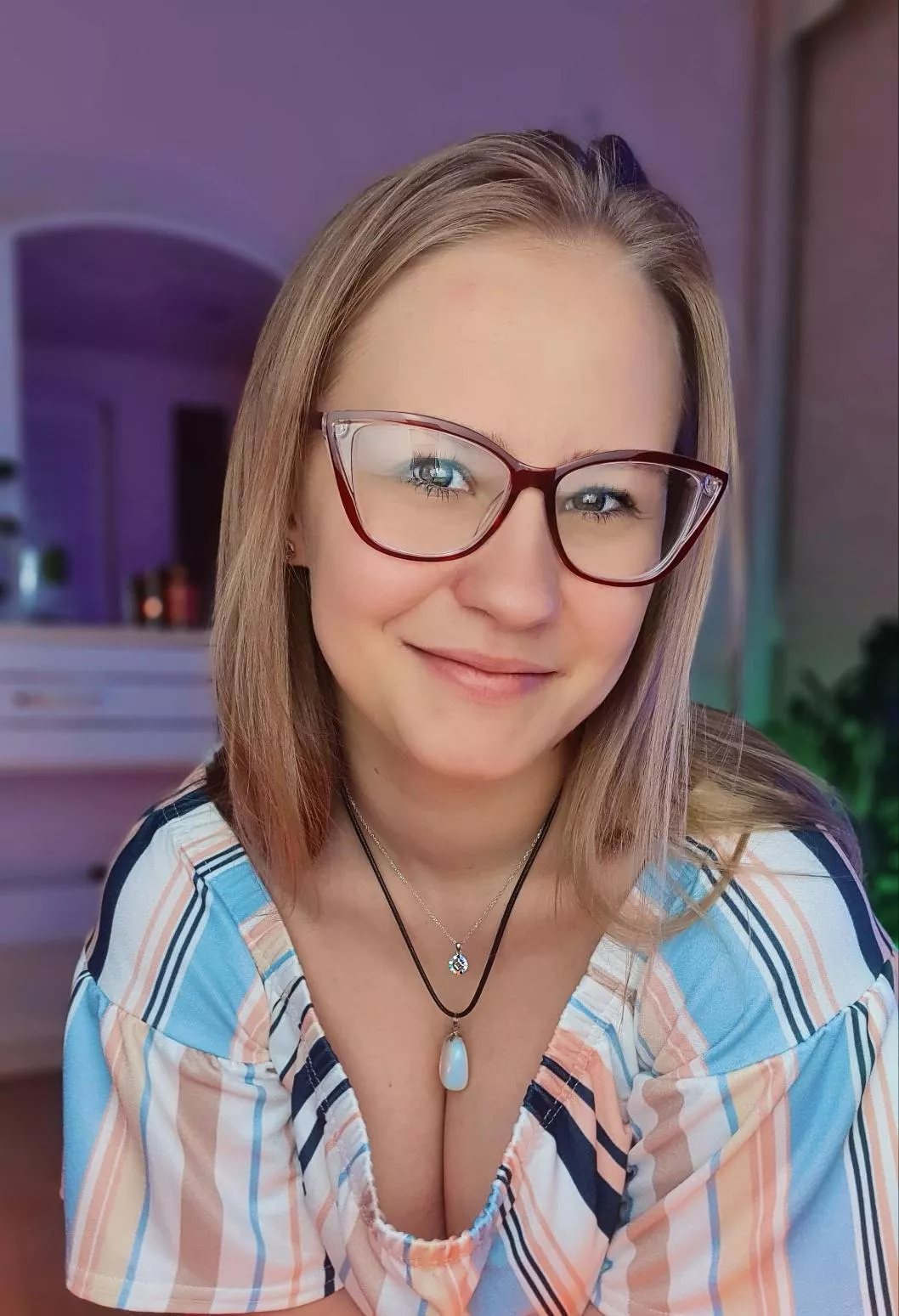 And that's me. A modest nerdy girl with glasses, taking a selfie in her room. Kisses