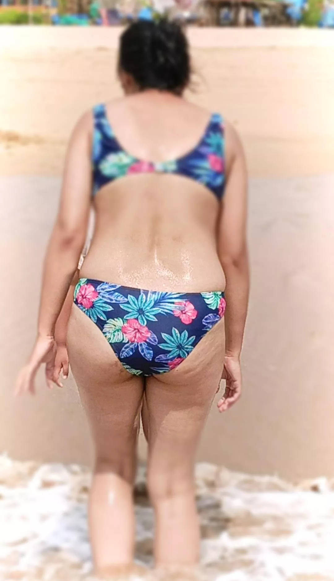 another glimpse of her phat ass..