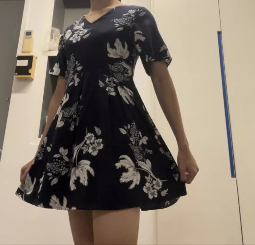 Any daddies wanna play with me? My DMs are open 🥰🥰