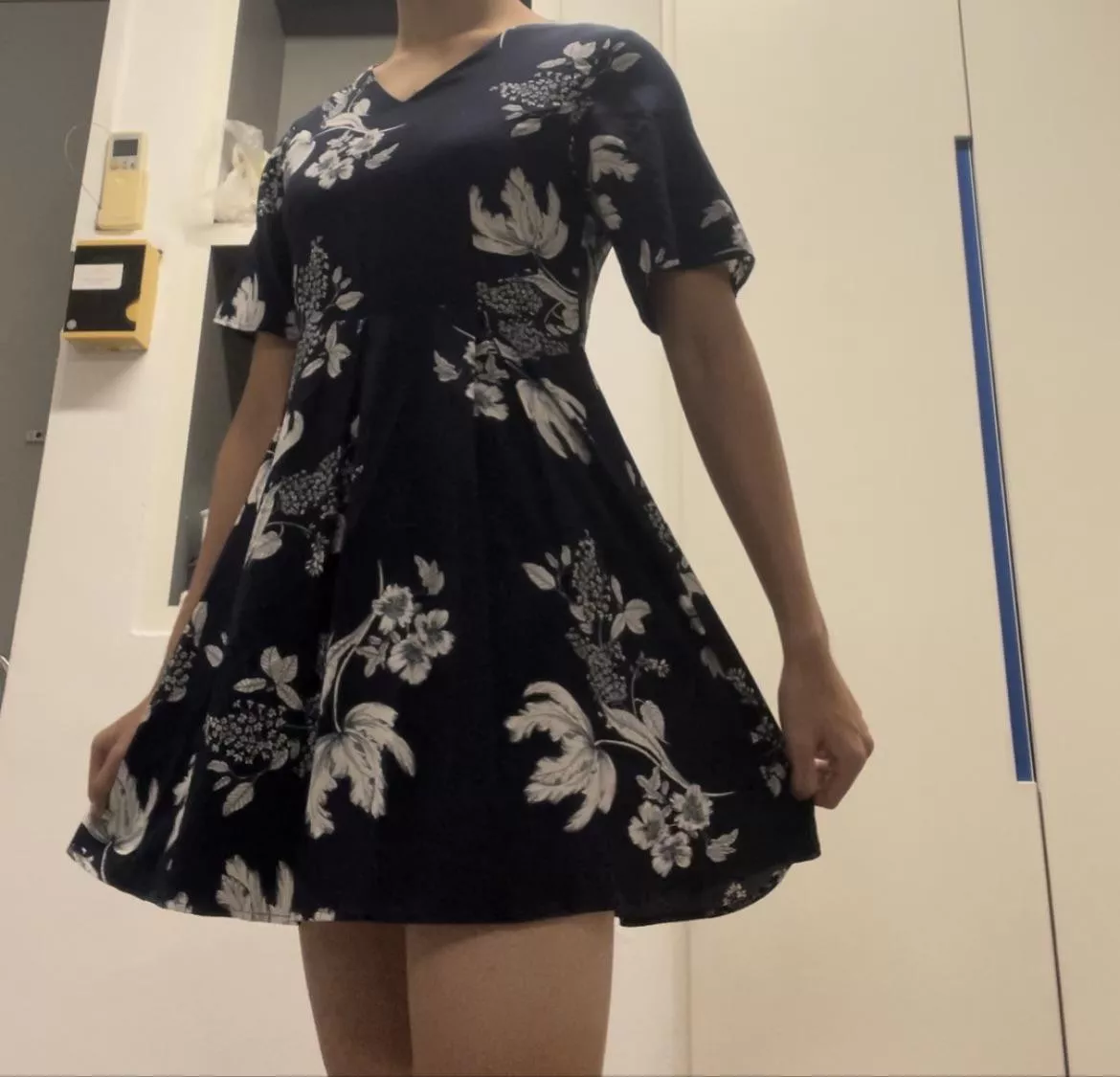 Any daddies wanna play with me? My DMs are open 🥰🥰