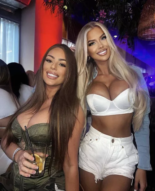 blonde or brunette? 🤤