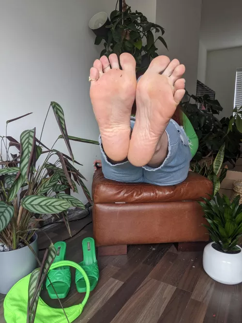 Comment below what new colour you think my toes are... Plenty of clues in this picture 😘 I think this is my fav colour yet, they just look delicious! You'll find out tomorrow so keep those eyes peeled 👀👀