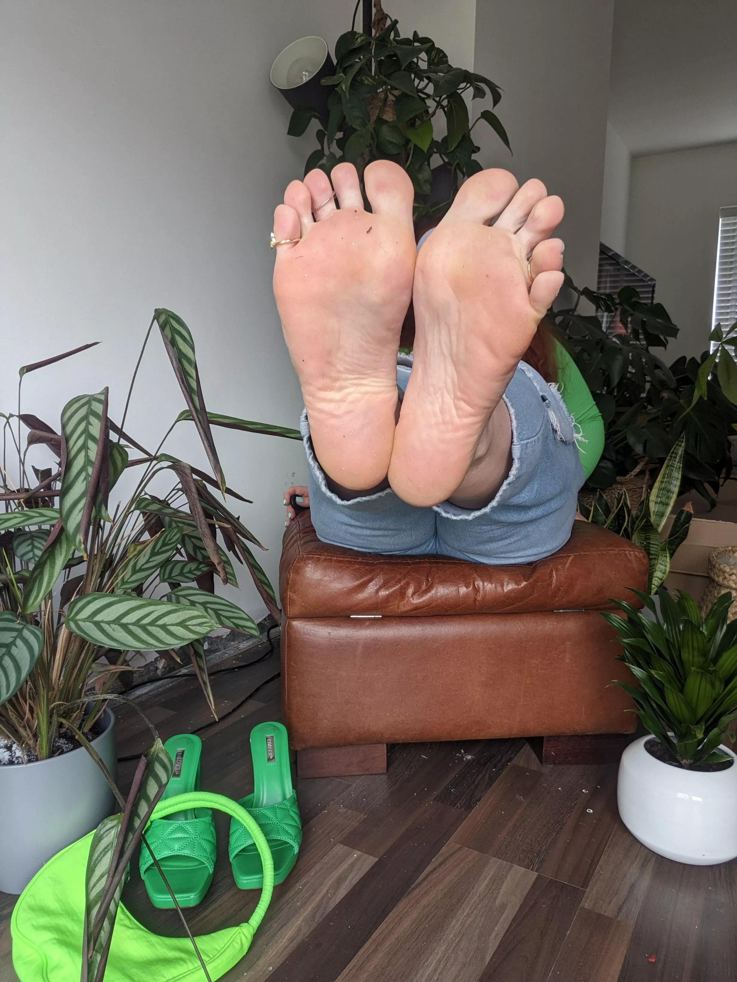 Comment below what new colour you think my toes are... Plenty of clues in this picture 😘 I think this is my fav colour yet, they just look delicious! You'll find out tomorrow so keep those eyes peeled 👀👀