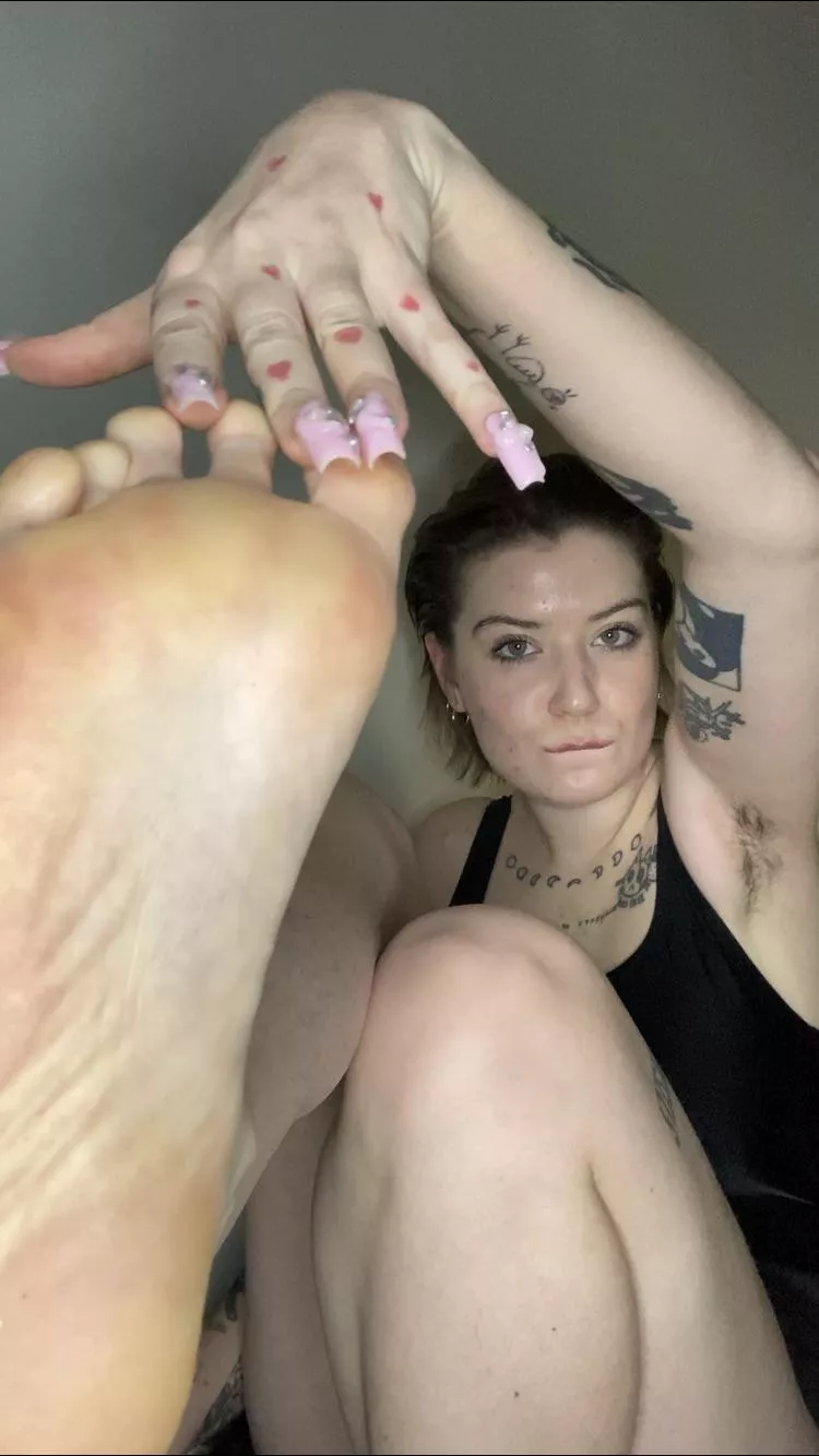 Do you want to be crushed by this giantess?