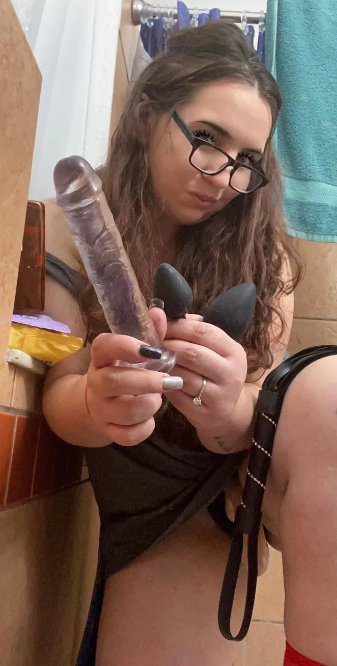 [domme] mommy has had the day from hell🥵 & I’m READY to take it out on you roaches….if your lucky enough, maybe I’ll spare but with the mood I’m in it looks like- I guess u and mistress will have a brutal, night of brutal torment and humil