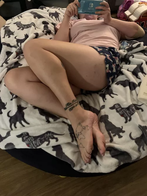 Feel free to cuddle with my feet 🥰