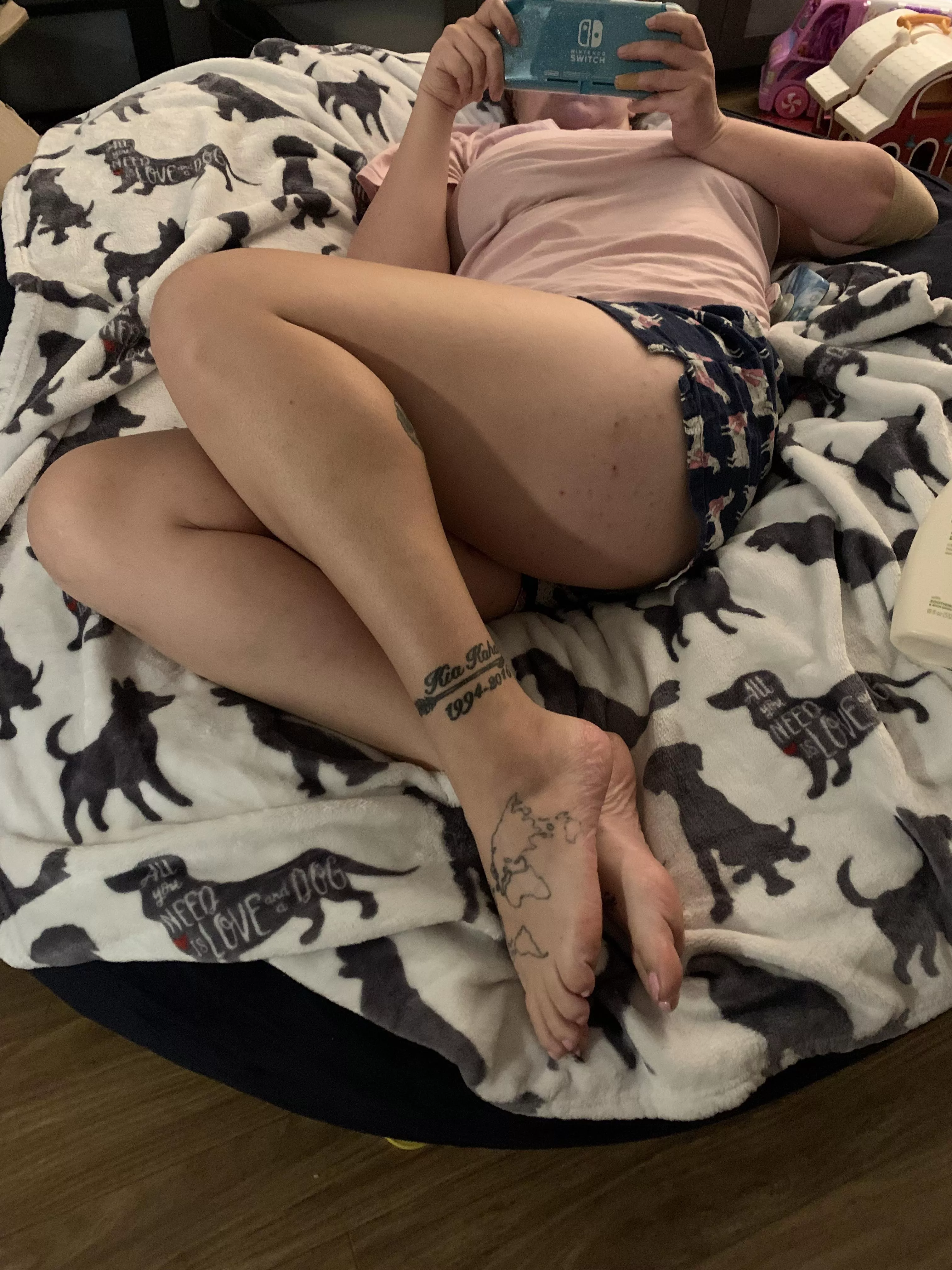 Feel free to cuddle with my feet 🥰