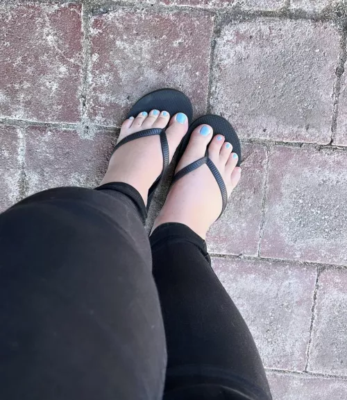 I’m waiting for you in my DMs… come worship my feet baby 😘