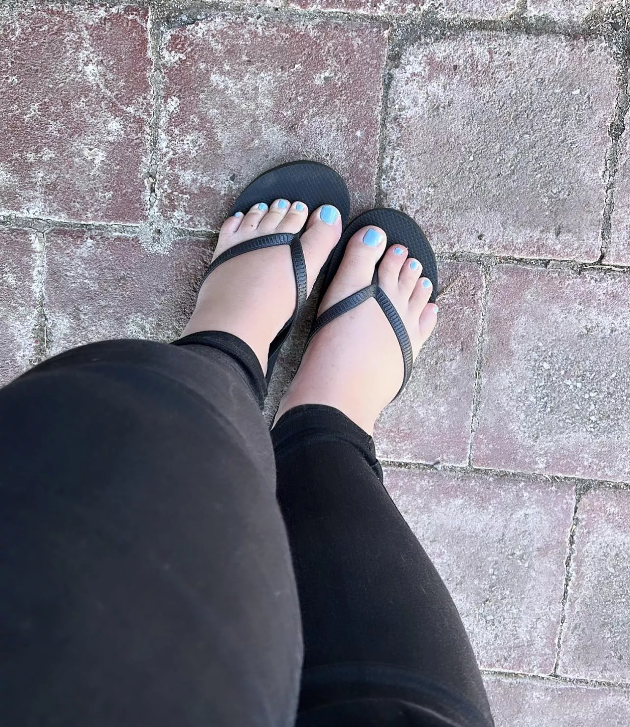 I’m waiting for you in my DMs… come worship my feet baby 😘
