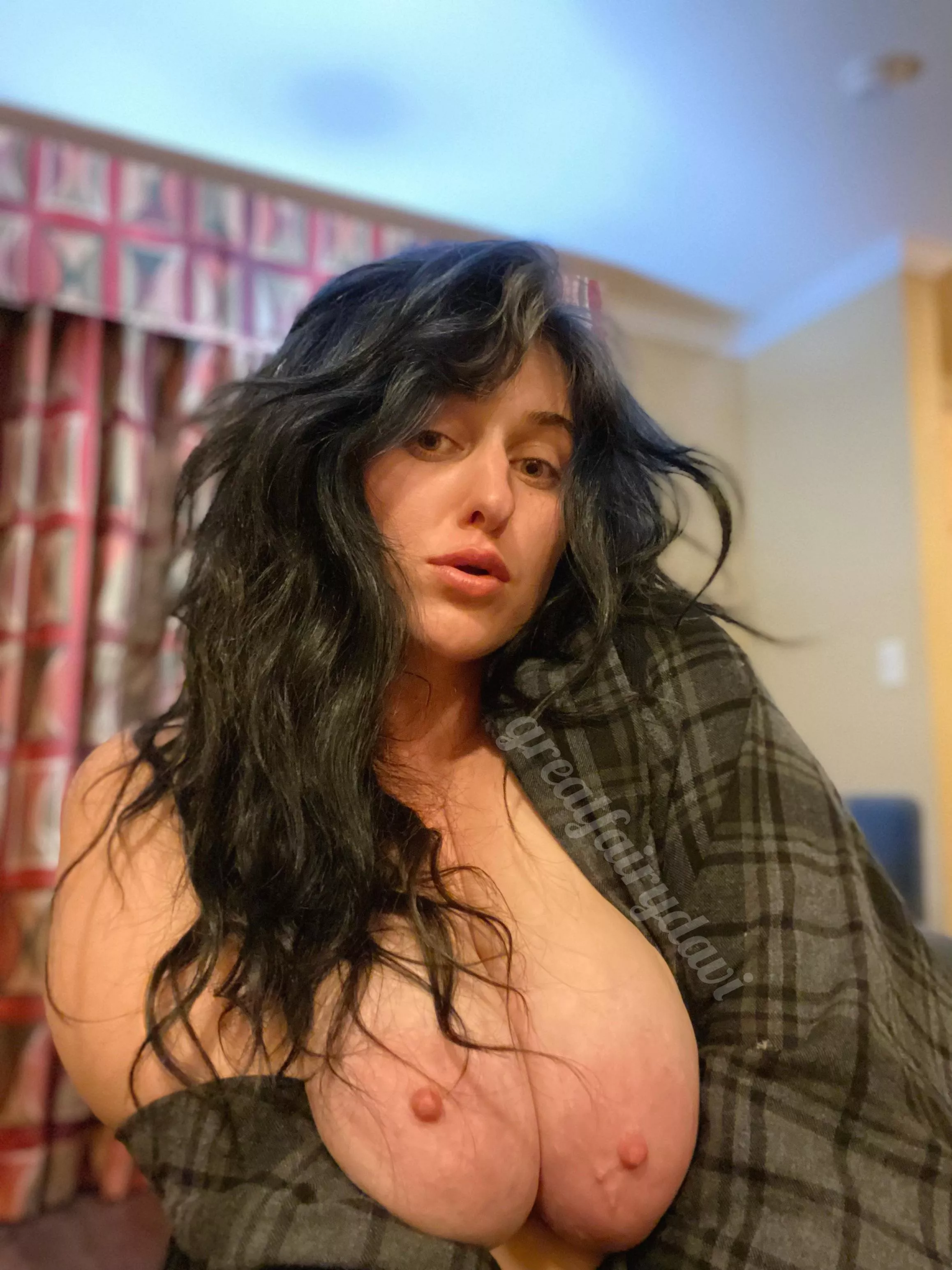 Just another goth cutie trying to make it in this world… preferably in full black attire and dyed hair