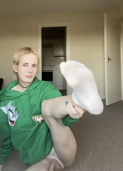 Just sniff the toes and stop talking will you, giving mistress a headache you are useless 😡