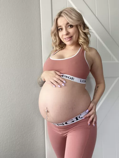 Last few weeks left come hangout with me 💋