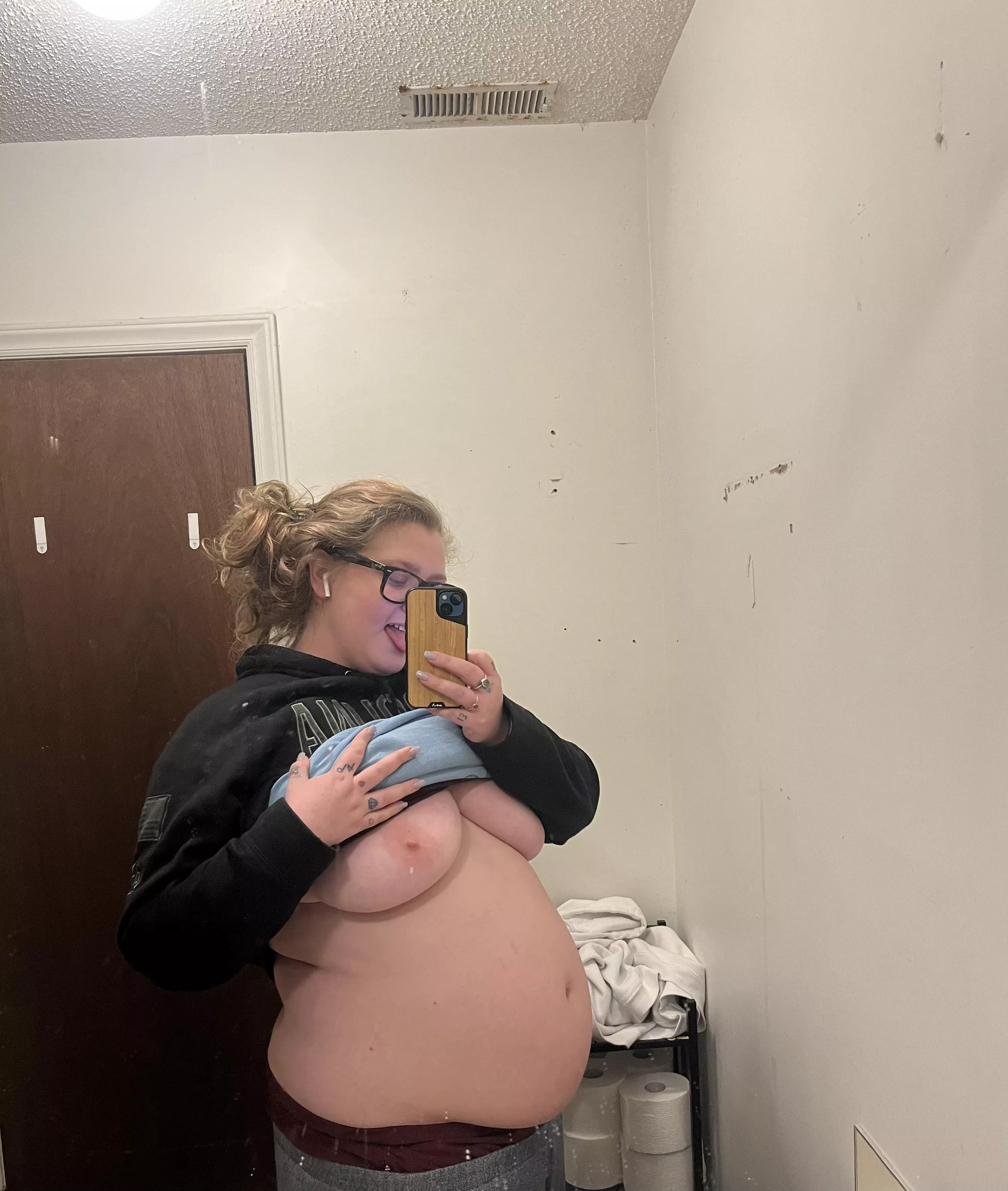 My belly hang and rolls turn me on so much. Do they turn you on too?