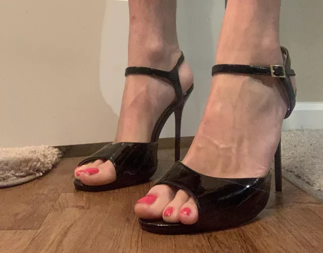 new heels! fresh toes :)