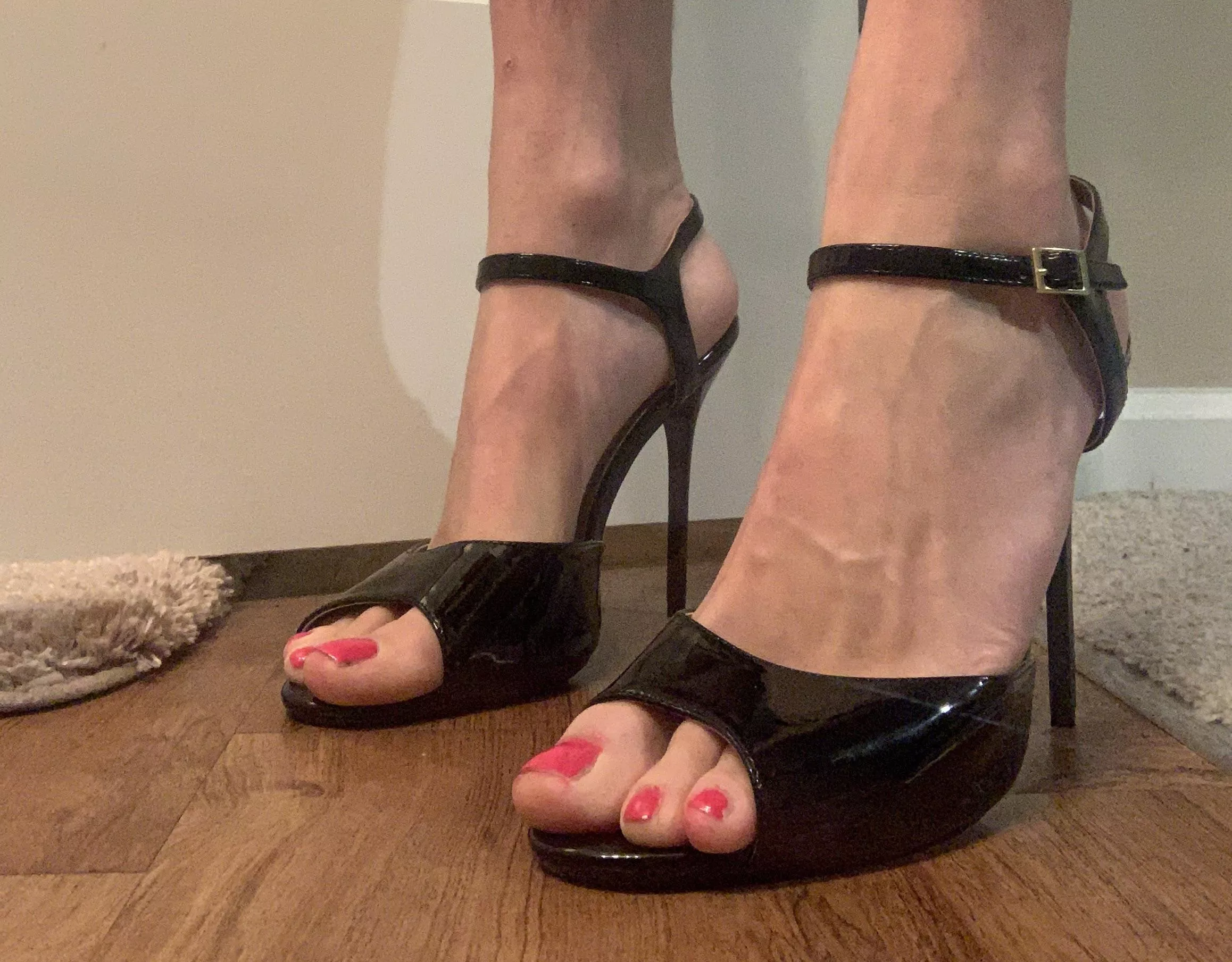new heels! fresh toes :)