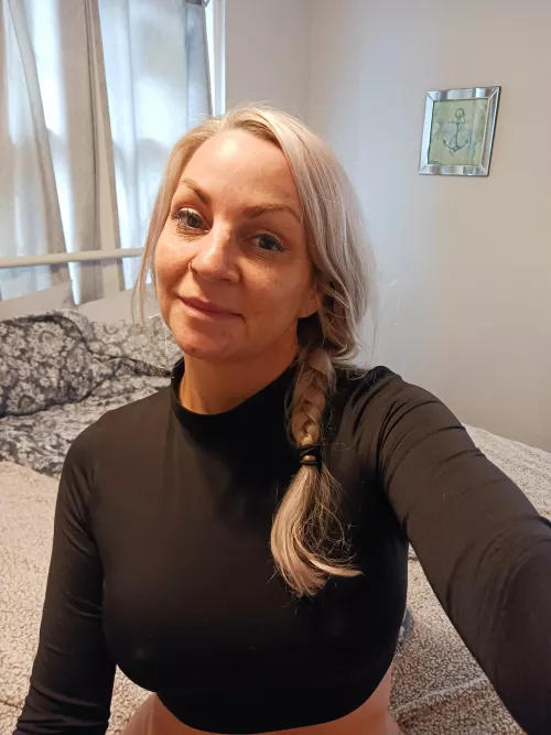 No makeup, No bra. Good Morning!